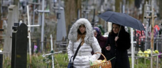 У Києві додали транспорт, який прямуватиме до кладовищ: перелік маршрутів на поминальні дні