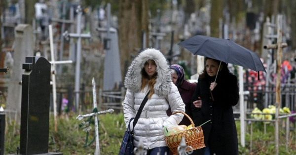 
 У Києві додали транспорт, який прямуватиме до кладовищ: перелік маршрутів на поминальні дні
 