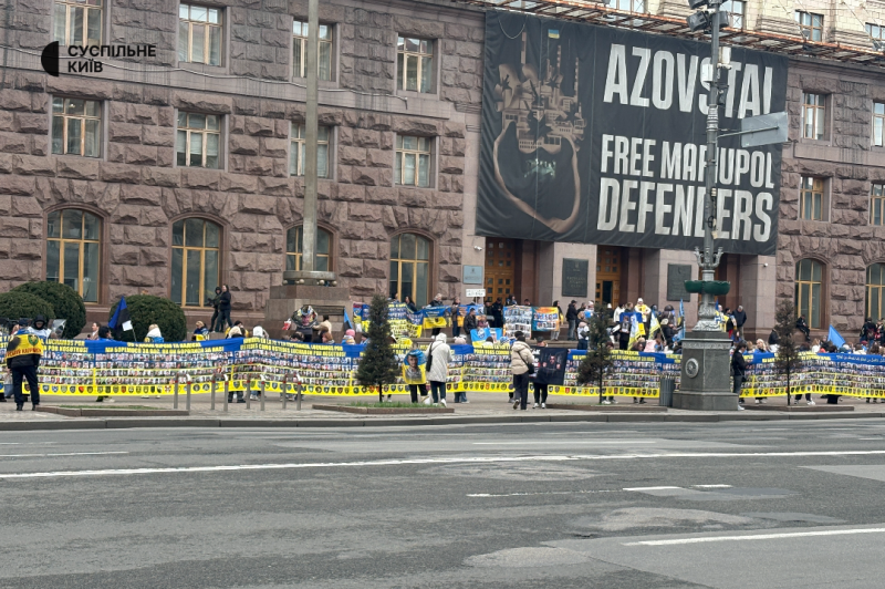"Ми втомилися просити — ми вимагаємо": родини військових вийшли на мітинг проти закону 13646