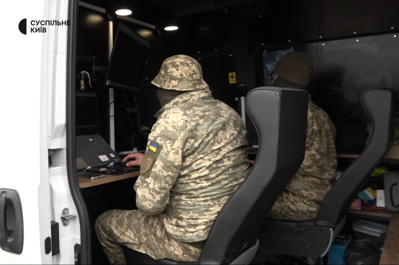 "У нас є кілька хвилин, щоб його дістати". Як екіпаж дронів-перехоплювачів полює на "шахеди"