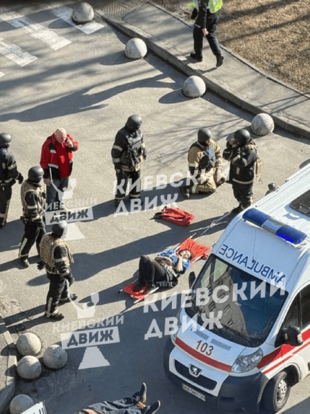  У Києві невідомий відкрив вогонь по людях: є жертви (чутливі фото 18+) 