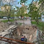 Впала в неогороджену яму з водою: у Києві травмувалася дівчина