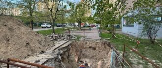 Впала в неогороджену яму з водою: у Києві травмувалася дівчина