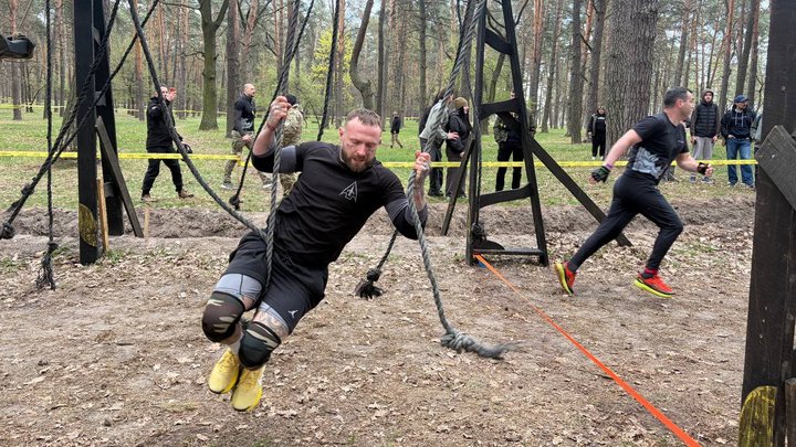 Біг, перешкоди і донати: у Києві провели "Дику гонку" на підтримку війська
