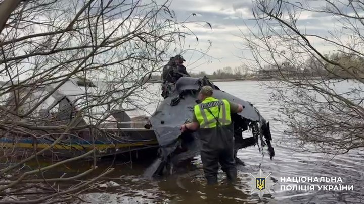 У Києві в Дніпрі знайшли російський безпілотник з бойовою частиною
