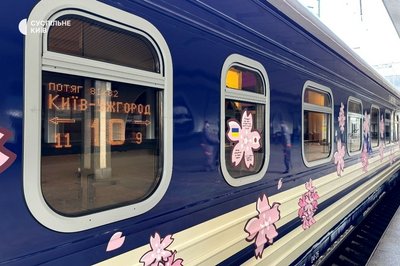 Укрзалізниця запустила із Києва до Ужгорода флагманський поїзд "Сакура"