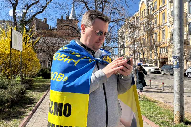 "Мовчання вбиває! Полон вбиває!": у Києві на щонедільну акцію вийшли родини полонених на зниклих безвісти бійців