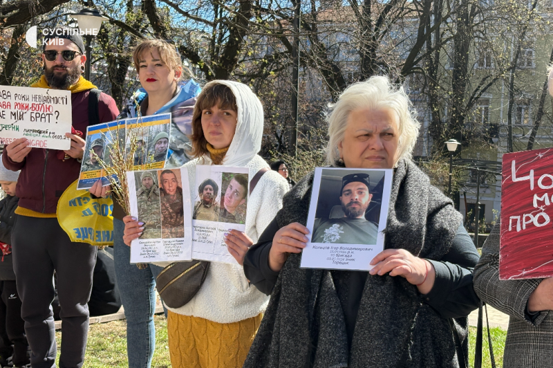 "Мовчання вбиває! Полон вбиває!": у Києві на щонедільну акцію вийшли родини полонених на зниклих безвісти бійців