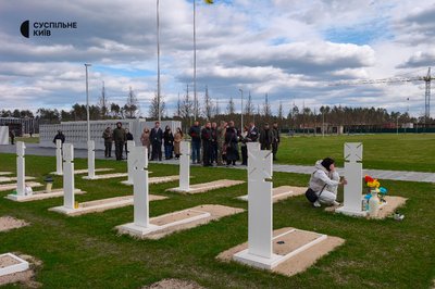 Візит принца Гаррі: герцог Сассекський поклав квіти на могилу невідомого військового