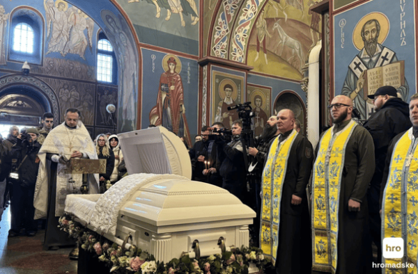 
 Пішла з&nbsp;кіно, щоб служити: в&nbsp;Києві попрощались із&nbsp;загиблою на&nbsp;фронті продюсеркою Вікторією Бобровою (фото)
 