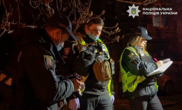 
 У&nbsp;Києві чоловік зарізав 23-річного хлопця, який зробив зауваження через шум
 