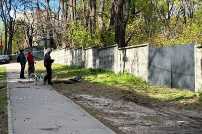 "Дуже сильно, такий гарний вибух був": у Солом'янському районі уламки дрона впали на кладовище
