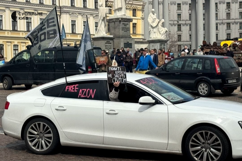 "Мінімум, що я можу робити — бути тут і говорити про них": у Києві відбулася акція "Не мовчи! Полон вбиває!"