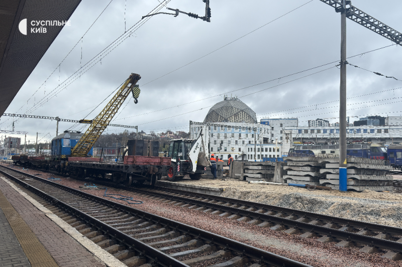 На вокзалі у Києві почали будувати першу безбар’єрну платформу