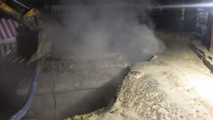 Впала в неогороджену яму з водою: у Києві травмувалася дівчина