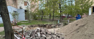 В Києві дівчина впала в неогороджену яму з водою