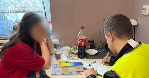 
 "Бронювання" в ДТЕК та "Укрзалізниці": у Києві шахрайка продавала фейкові робочі місця
 