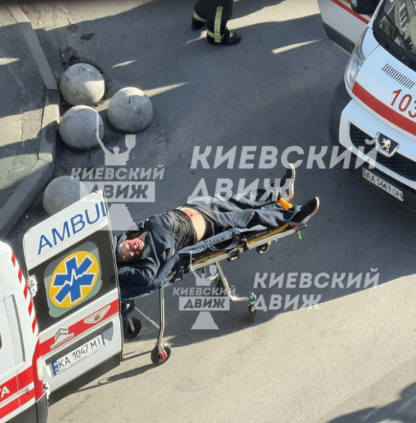  У Києві невідомий відкрив вогонь по людях: є жертви (чутливі фото 18+) 