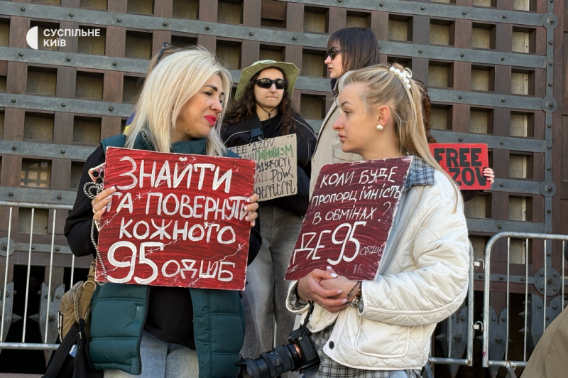 "Мовчання вбиває! Полон вбиває!": у Києві на щонедільну акцію вийшли родини полонених на зниклих безвісти бійців