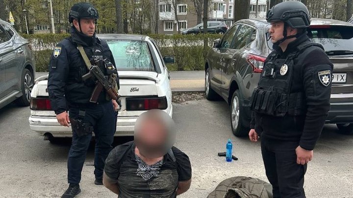 Хаотично стріляв: на Київщині поліція затримала 42-річного чоловіка