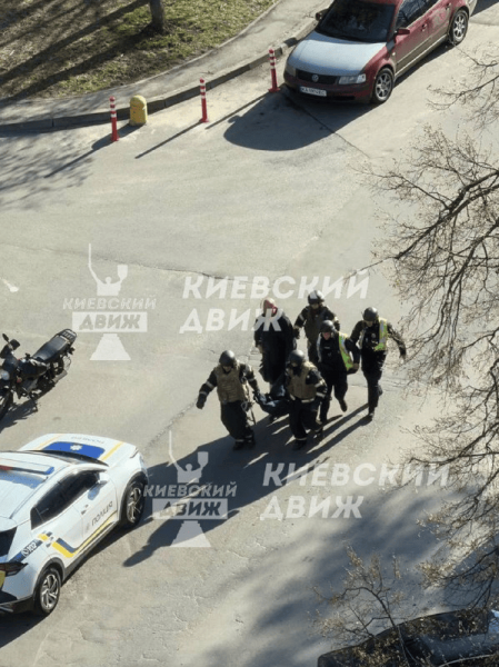  У Києві невідомий відкрив вогонь по людях: є жертви (чутливі фото 18+) 