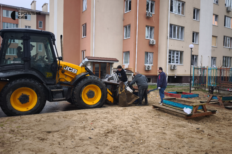 "Стрес від звуку цього вибитого скла": у селі Крюківщина внаслідок атаки РФ пошкоджена багатоповерхівка