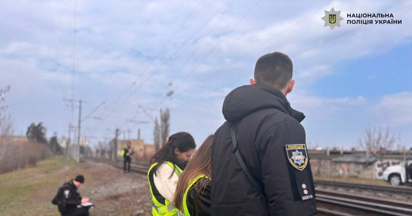 
 У Києві загинув підліток, який катався між вагонами електрички
 