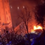 В Києві раптово загорілись автомобілі просто у дворі: перші подробиці (відео)