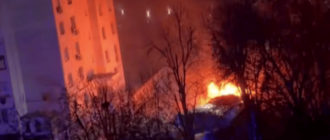 В Києві раптово загорілись автомобілі просто у дворі: перші подробиці (відео)