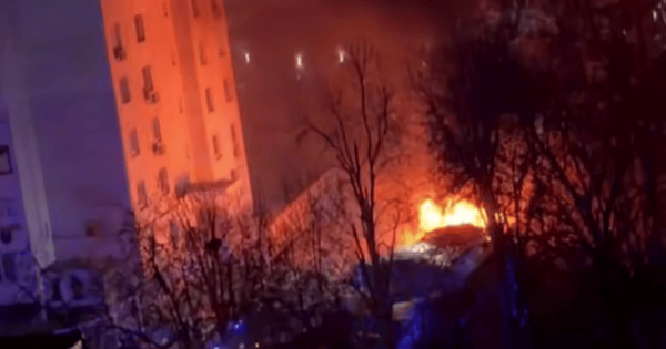 
 В Києві раптово загорілись автомобілі просто у дворі: перші подробиці (відео)
 