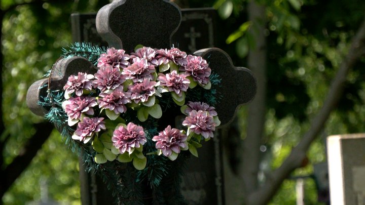 Знову засилля штучних квітів на цвинтарях перед гробками: киян закликали пом'янути рідних без пластику