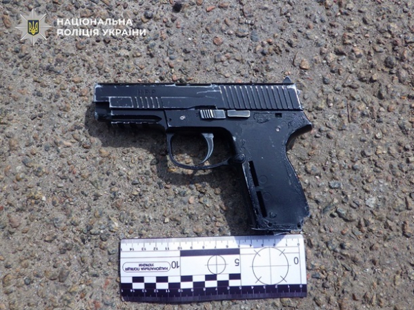 У Києві чоловік з пістолетом погрожував перехожим
