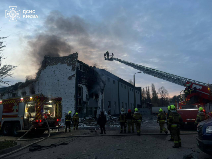 Наслідки російських атак у Києві, 16 квітня 2026 року. Фото: ДСНС