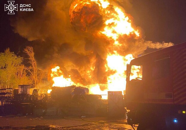 Наслідки російських атак у Києві, 16 квітня 2026 року. Фото: ДСНС