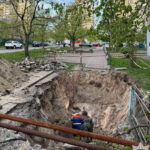 В Києві дівчина провалилася у розриту комунальниками яму і отримала серйозну травму: фото