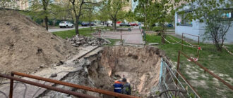 В Києві дівчина провалилася у розриту комунальниками яму і отримала серйозну травму: фото