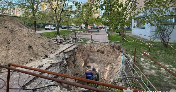 
 В&nbsp;Києві дівчина провалилася у&nbsp;розриту комунальниками яму і&nbsp;отримала серйозну травму: фото
 