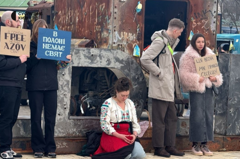 "Мінімум, що я можу робити — бути тут і говорити про них": у Києві відбулася акція "Не мовчи! Полон вбиває!"