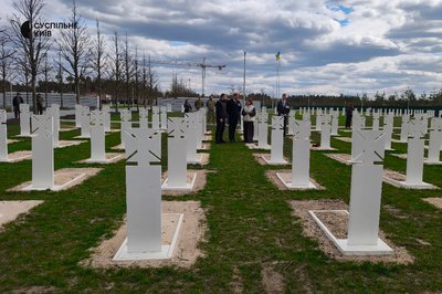 Візит принца Гаррі: герцог Сассекський поклав квіти на могилу невідомого військового