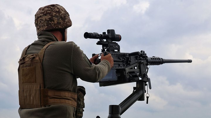 "Дуже сильно, такий гарний вибух був": у Солом'янському районі уламки дрона впали на кладовище