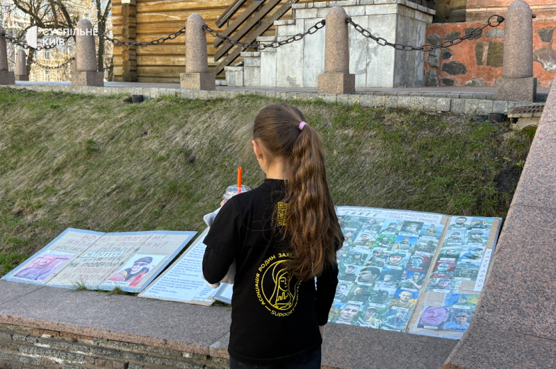 "Мовчання вбиває! Полон вбиває!": у Києві на щонедільну акцію вийшли родини полонених на зниклих безвісти бійців