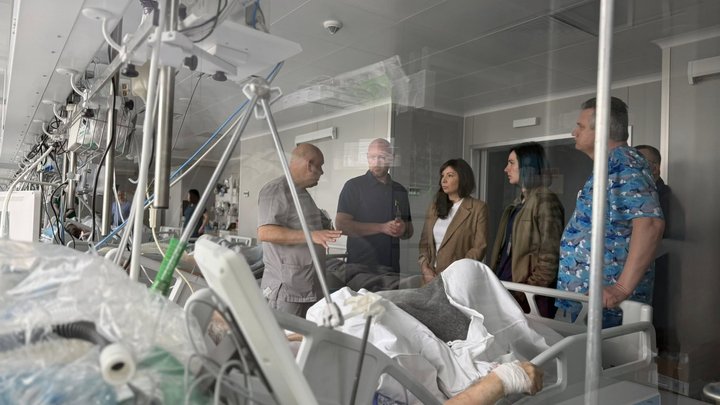 Організували онлайн зустріч матері з сином: у якому стані поранені під час стрілянини у Києві