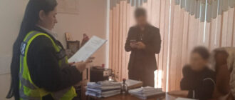 Квартира та три ділянки: під Києвом банда шахраїв «віджала» майно жінки, поки та була за кордоном