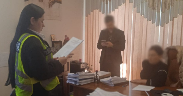 
 Квартира та три ділянки: під Києвом банда шахраїв &laquo;віджала&raquo; майно жінки, поки та була за кордоном
 