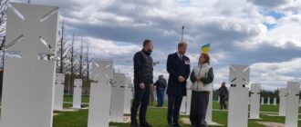 Візит принца Гаррі: герцог Сассекський поклав квіти на могилу невідомого військового