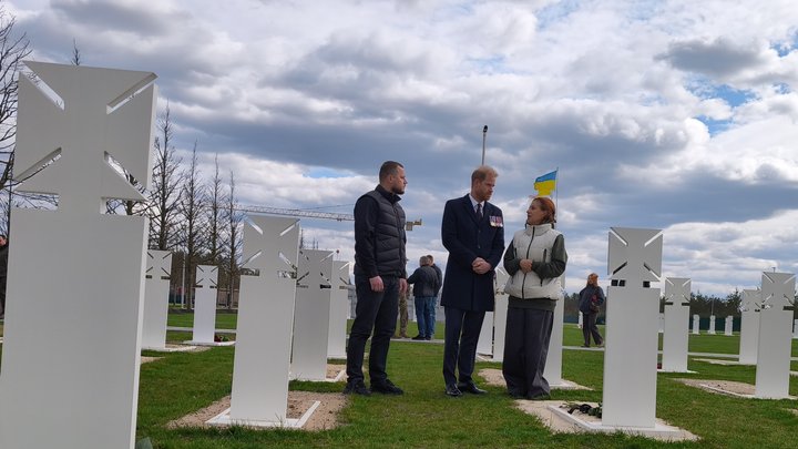 Візит принца Гаррі: герцог Сассекський поклав квіти на могилу невідомого військового