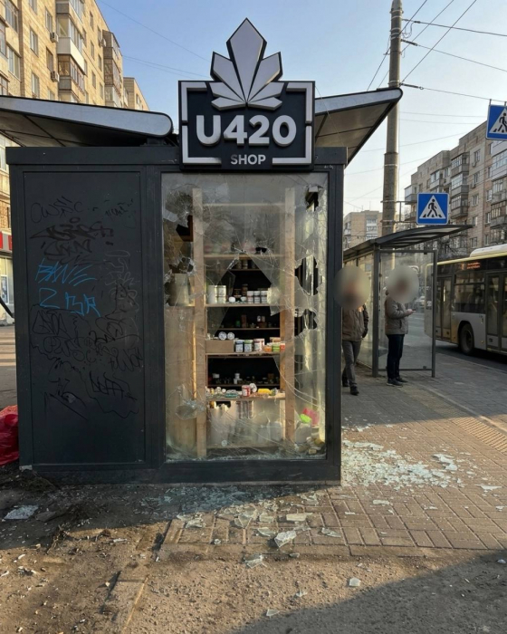 Поліція затримала трьох осіб, які причетні до погромів у мережі U420 фото 2 1