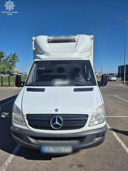 
 У&nbsp;Києві водій Mercedes стріляв у&nbsp;бік іншого авто та&nbsp;втік: що&nbsp;відомо (фото)
 