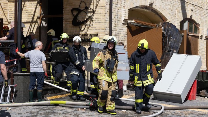 Із зруйнованого ракетою музею Чорнобиля у Києві врятували близько 30 експонатів