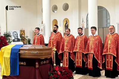 Виставили у соборі для загального вшанування: до Києва доставили останки лідера ОУН Андрія Мельника та його дружини